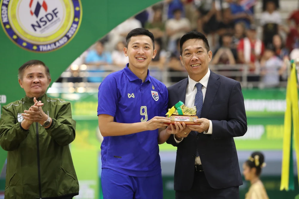 Chân sút Suphawut của Thái Lan đoạt danh hiệu Cầu thủ Xuất sắc nhất ở Giải futsal giao hữu do Hiệp hội Bóng đá Thái Lan tổ chức. 