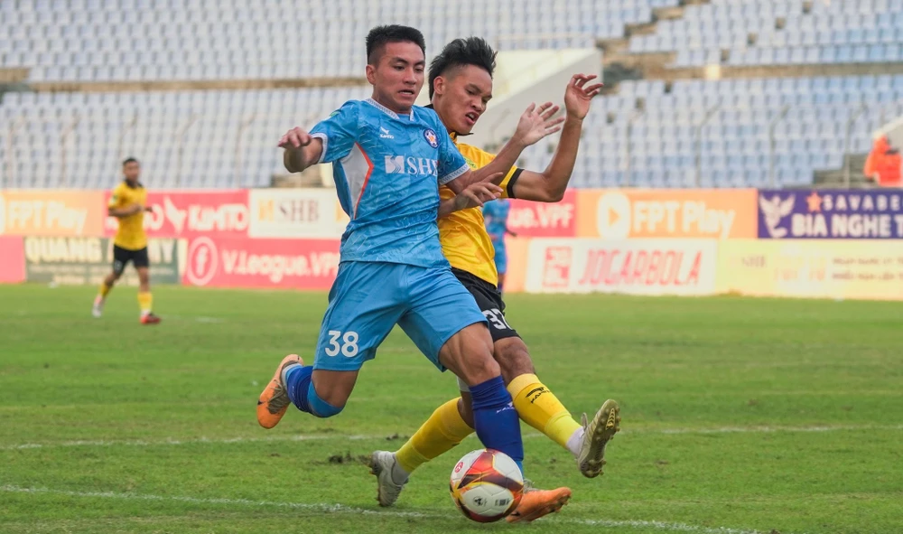 Tuyển thủ U23 Việt Nam Nguyễn Minh Quang cùng Đà Nẵng đang tiến gần hơn tấm vé thăng hạng V-League. ẢNH: XUÂN HIẾU 