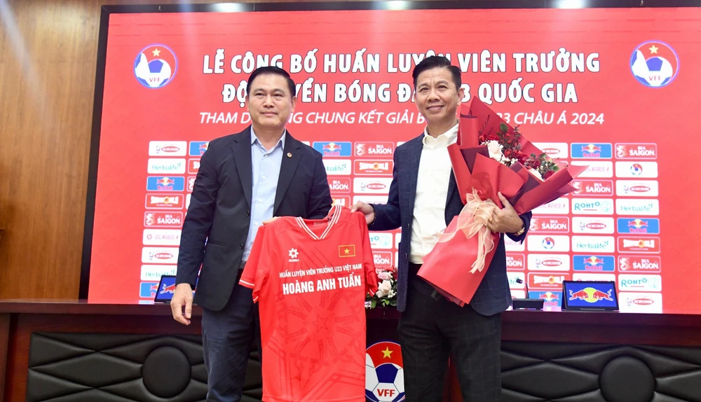 Phó Chủ tịch VFF Trần Anh Tú công bố quyết định bổ nhiệm HLV Hoàng Anh Tuấn dẫn dắt U23 Việt Nam dự vòng chung kết Giải U23 châu Á 2024.