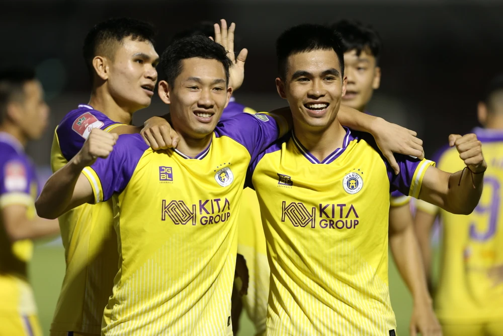 Niềm vui của Hai Long cùng các cầu thủ Hà Nội FC. ẢNH: DŨNG PHƯƠNG 