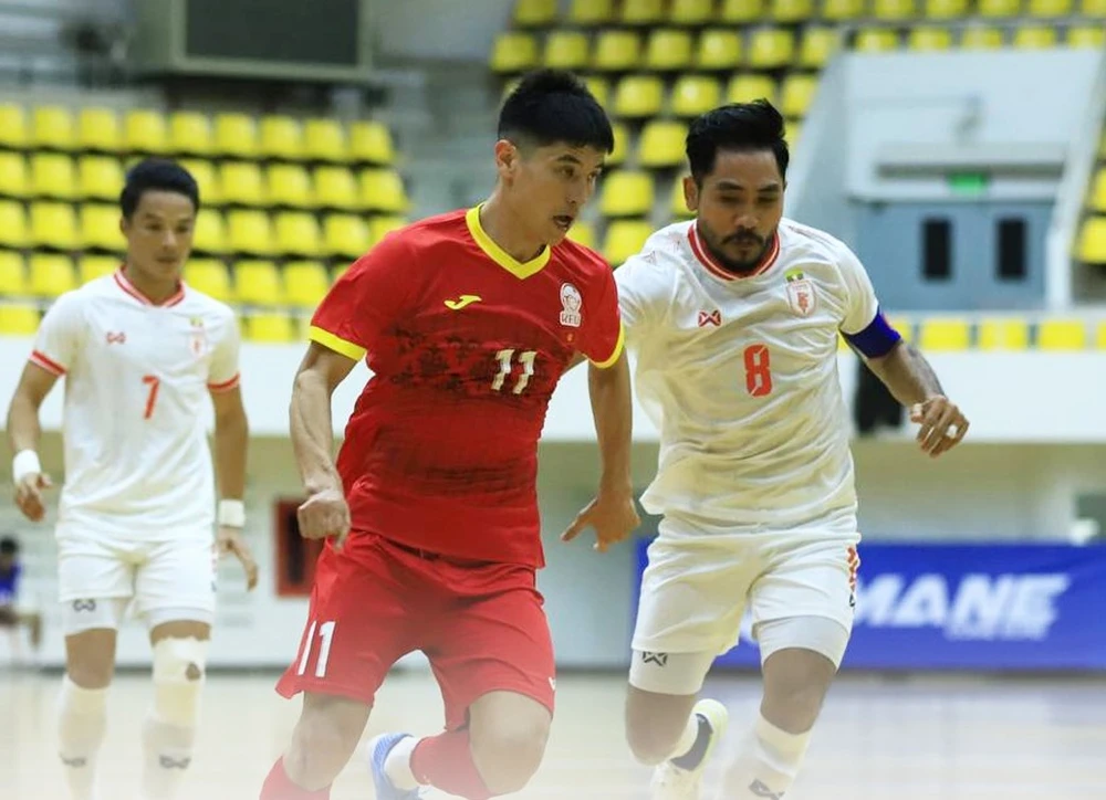Myanmar (áo trắng) đón nhận thất bại trước Kyrgyzstan ở trận giao hữu cuối cùng trước vòng chung kết Giải futsal châu Á 2024. 