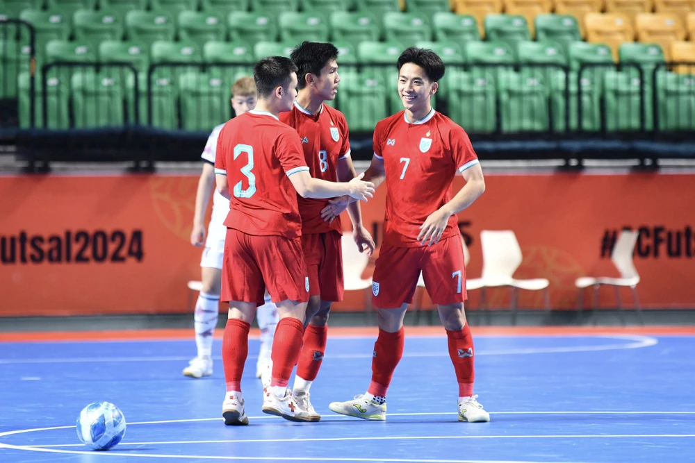 Niềm vui của các cầu thủ futsal Thái Lan khi ghi bàn thắng vào lưới Nhật Bản. ẢNH: FAT 