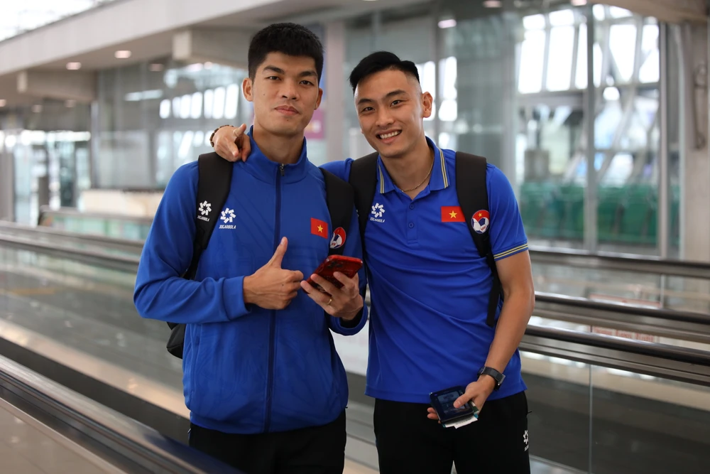 Hai tuyển thủ futsal Việt Nam Chu Văn Tiến (trái) và Nguyễn Anh Duy đầy thoải mái khi đặt chân đến Thái Lan. ẢNH: TÂM HÀ 
