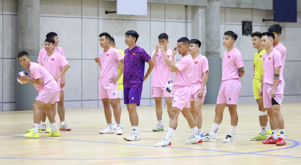 Các tuyển thủ futsal Việt Nam tìm lại niềm vui với những trò chơi được ban huấn luyện tổ chức. ẢNH: TÂM HÀ 