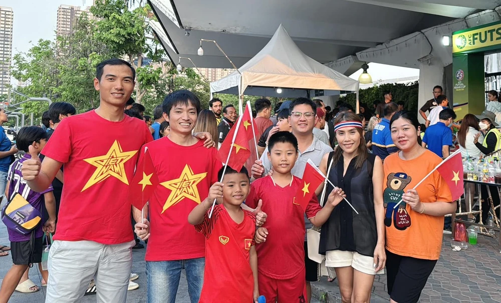Anh Tony Phan (bên trái, ngoài cùng) cùng gia đình đã cổ vũ cho đội tuyển futsal Việt Nam ở ba trận đấu vòng bảng. ẢNH: TÂM HÀ 