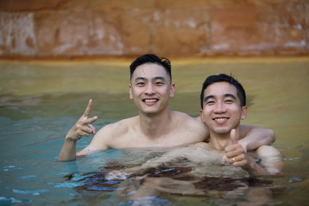 Tuyển thủ futsal Việt Nam Nguyễn Anh Duy cùng trợ lý ngôn ngữ Nguyễn Minh Trí thoải mái ở bể bơi tại khách sạn. ẢNH: TÂM HÀ 