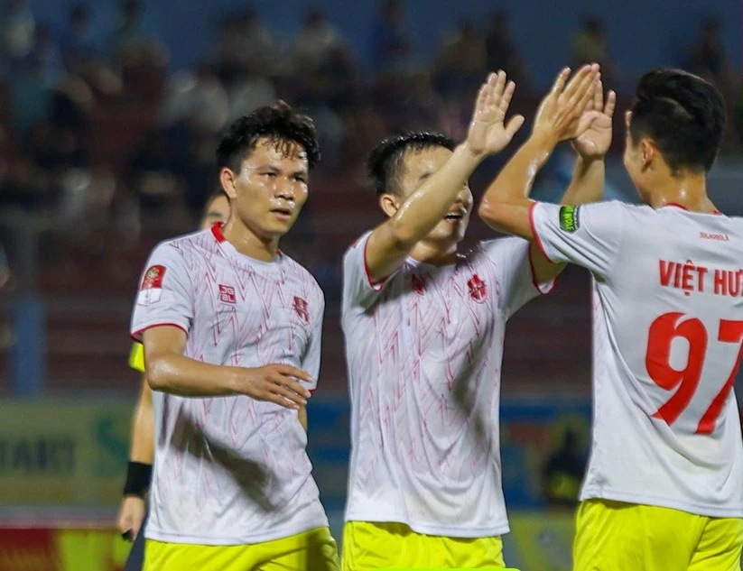 V-League 2023-2024: Bàn thua gây tranh cãi khiến Khánh Hòa đến gần suất rớt hạng- Ảnh 2.