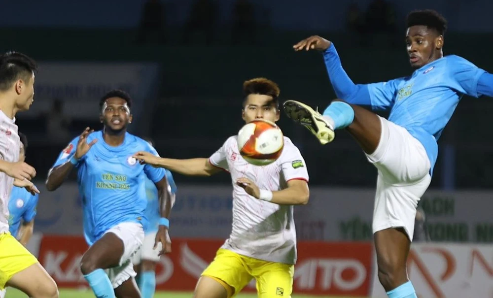 V-League 2023-2024: Bàn thua gây tranh cãi khiến Khánh Hòa đến gần suất rớt hạng- Ảnh 1.