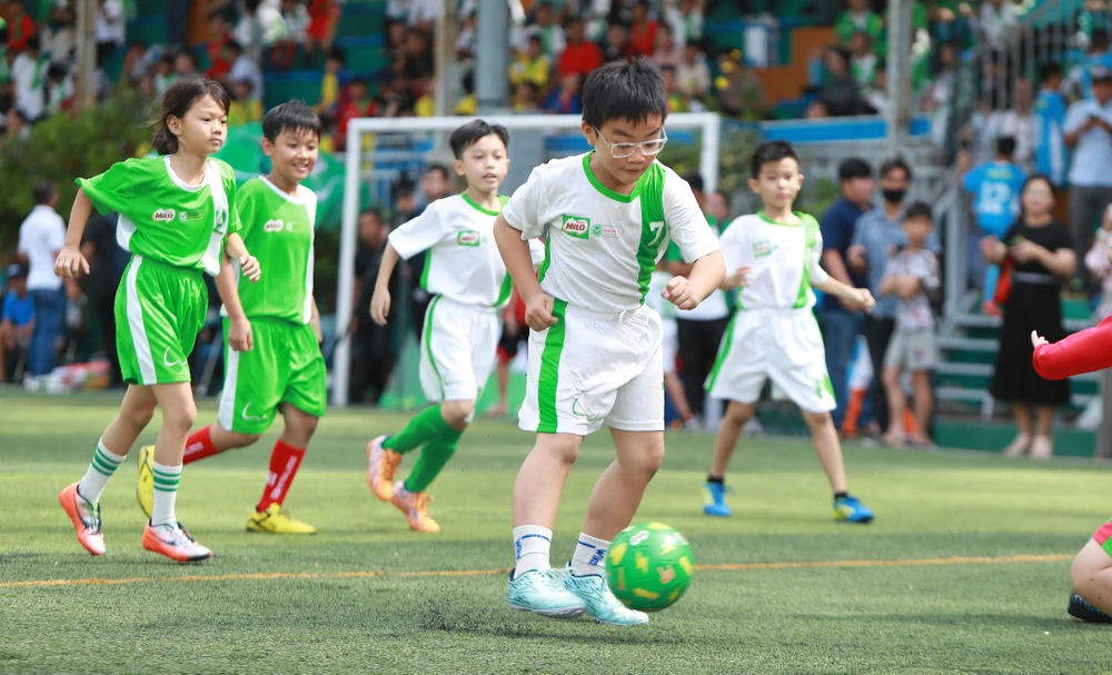 16.750 học sinh tham dự Festival Bóng đá Học đường TPHCM năm học 2023-2024. 