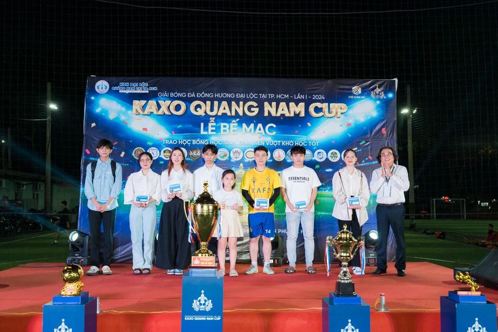 Ban tổ chức Giải bóng đá Đồng hương huyện Đại Lộc (tỉnh Quảng Nam) tại TPHCM tặng những suất quà đến các học sinh, sinh viên hiếu học có hoàn cảnh khó khăn của địa phương. 