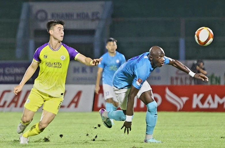 Đỗ Duy Mạnh (áo vàng) cùng các cầu thủ Hà Nội FC được dự đoán có chiến thắng trước đội cuối bảng Khánh Hòa. 