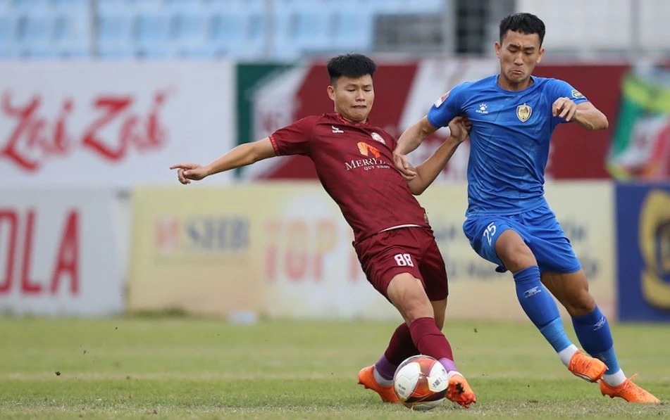 Các cầu thủ Bình Định và Quảng Nam từng cầm hòa nhau 1-1 ở trận lượt đi. 