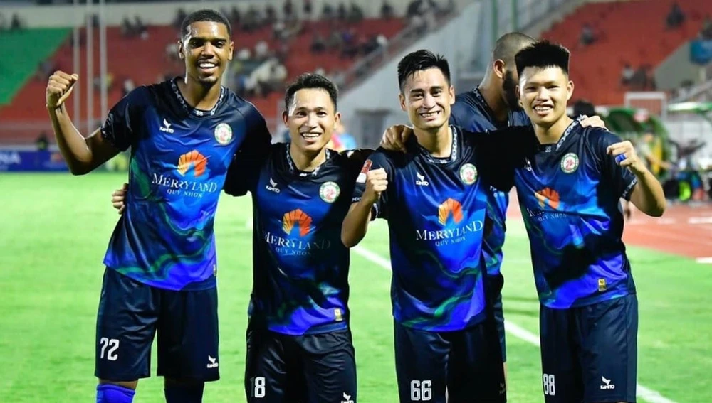 Niềm vui của các cầu thủ Bình Định khi thắng Quảng Nam. 