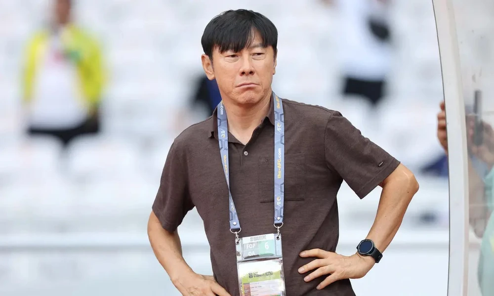HLV Shin Tae-yong thể hiện sự thất vọng khi Indonesia thua Iraq vì những lỗi cá nhân. ẢNH: BOLA 