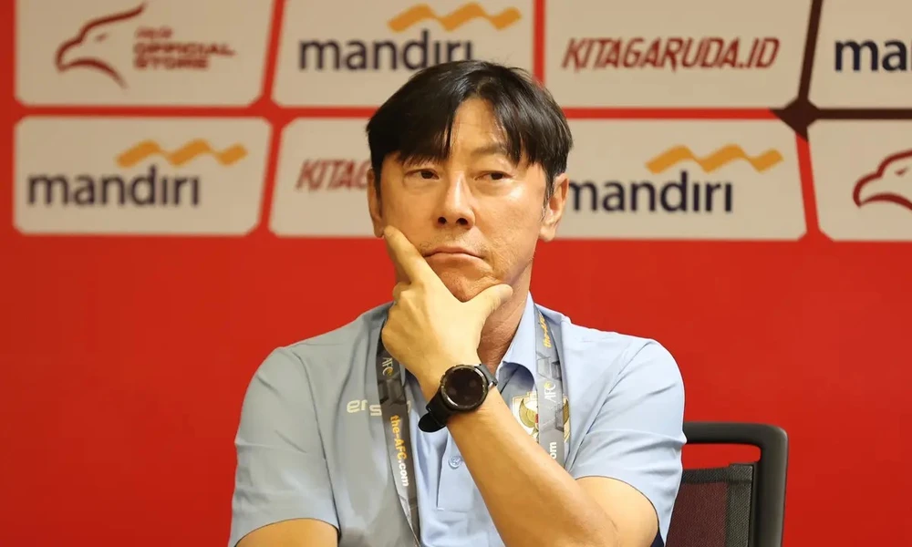 HLV Shin Tae-yong tự tin cùng Indonesia định đoạt tấm vé đi tiếp tại vòng loại World Cup 2026. ẢNH: BOLA 