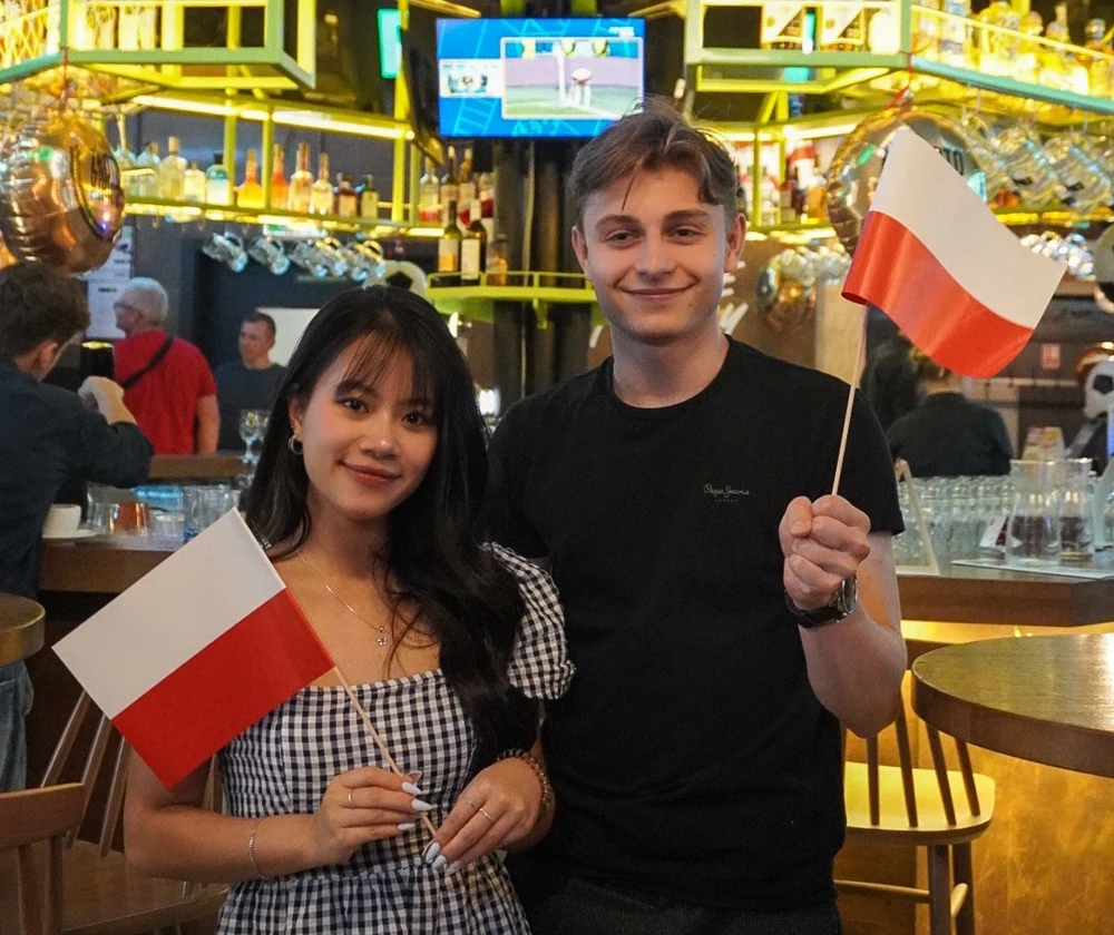 Du học sinh Thu Hà (trái) có buổi offline xem EURO 2024 thú vị tại thủ đô Warsaw (Ba Lan). ẢNH: NVCC