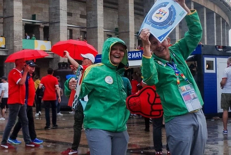 Hai tình nguyện lớn tuổi rạng ngời bất chấp cơn mưa đổ xuống tại địa điểm thi đấu EURO 2024. ẢNH: UEFA 