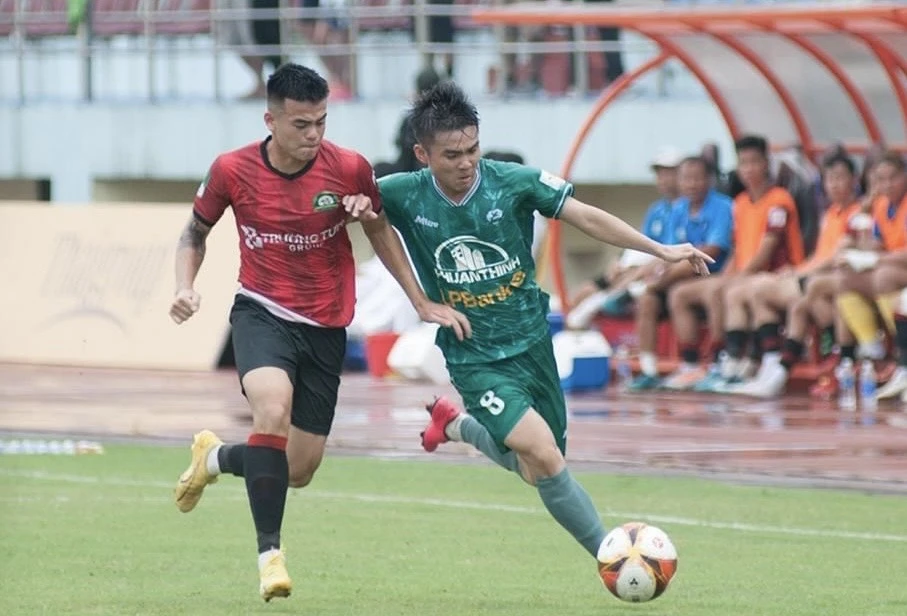 Bình Phước (áo đỏ) thất bại trên sân của PĐ.Ninh Bình. ẢNH: NBFC