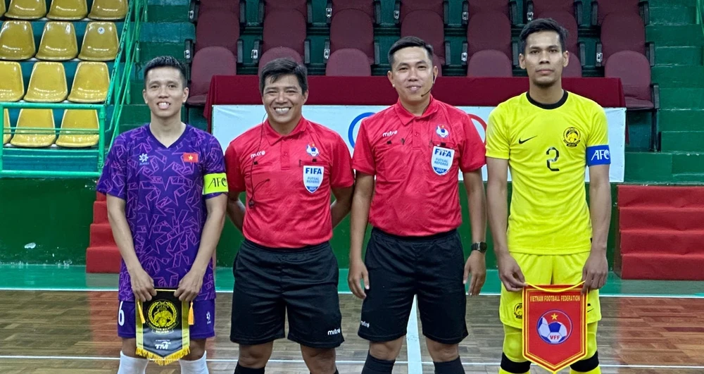Trọng tài Trương Quốc Dũng (áo đỏ, bên trái) có lần thứ 2 được điều hành tại Futsal World Cup. 