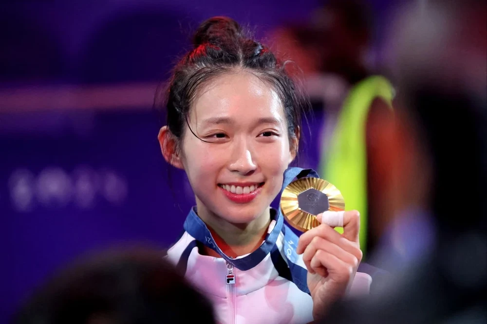 Olympic Paris 2024: Nữ hoàng đấu kiếm Vivian Kong làm “tan nát trái tim” người Pháp- Ảnh 1.