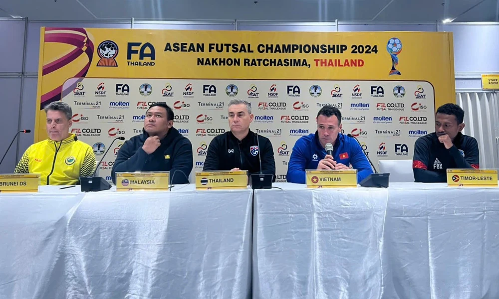 HLV Diego Giustozzi cùng 4 đồng nghiệp tại bảng A tham dự họp báo trước Giải futsal Đông Nam Á 2024. ẢNH: TRẦN ANH MINH 