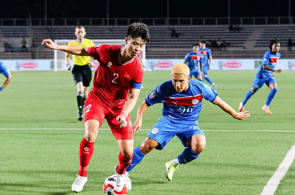 Đỗ Duy Mạnh cùng các tuyển thủ Việt Nam đã có trận đấu khó khăn tại Rizal Memorial. ẢNH: ĐOÀN NHẬT