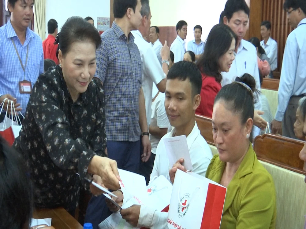 Chủ tịch Quốc hội Nguyễn Thị Kim Ngân trao quà cho người dân Hậu Giang