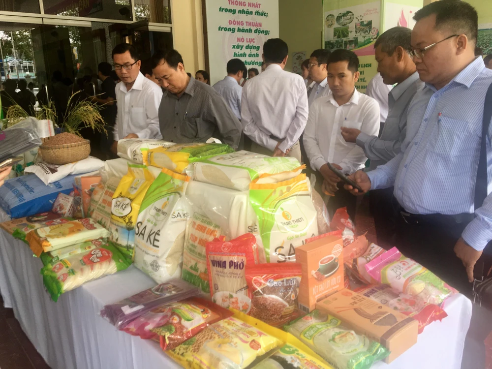 Các doanh nghiệp tham quan gian hàng triển lãm các sản phẩm gạo của Đồng Tháp