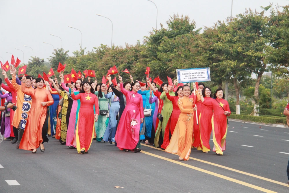 Hơn 800 phụ nữ Vĩnh Long diễu hành, đồng diễn trang phục áo dài