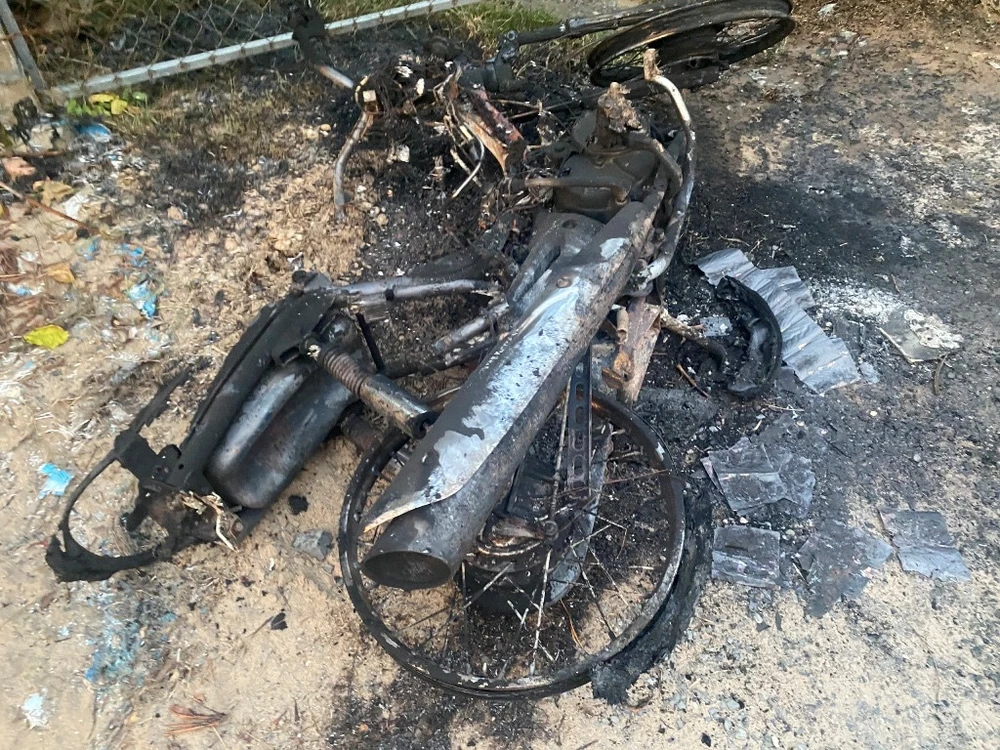 Chiếc xe máy bị cháy trơ khung