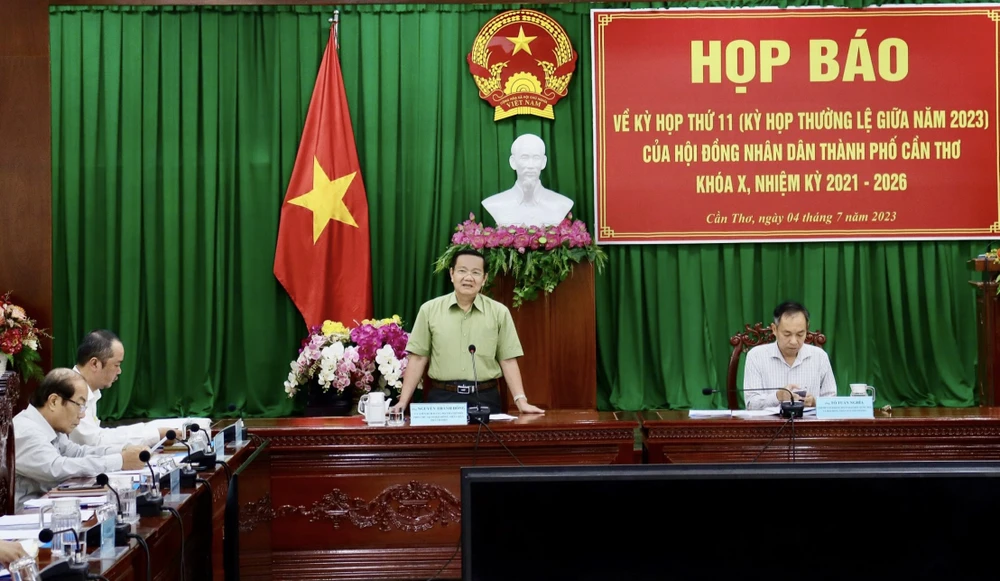 Ông Nguyễn Thành Đông, Phó Chủ tịch HĐND TP Cần Thơ phát biểu tại buổi họp báo