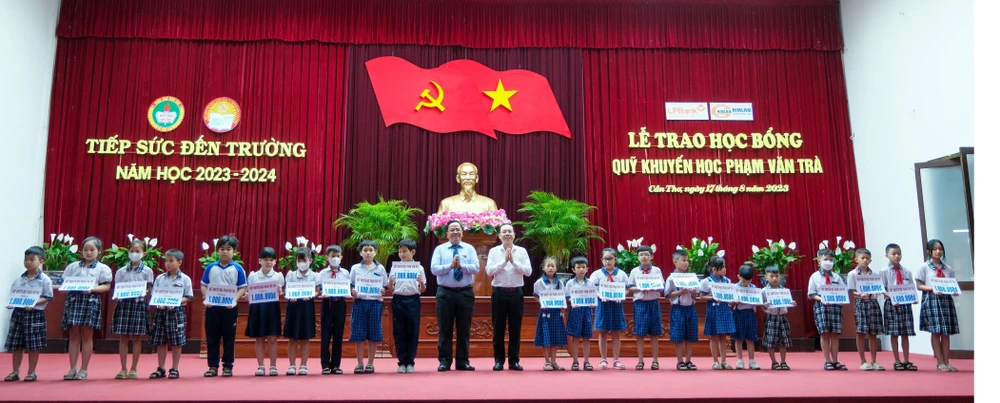 Lãnh đạo TP Cần Thơ trao học bổng cho các em học sinh tại buổi lễ
