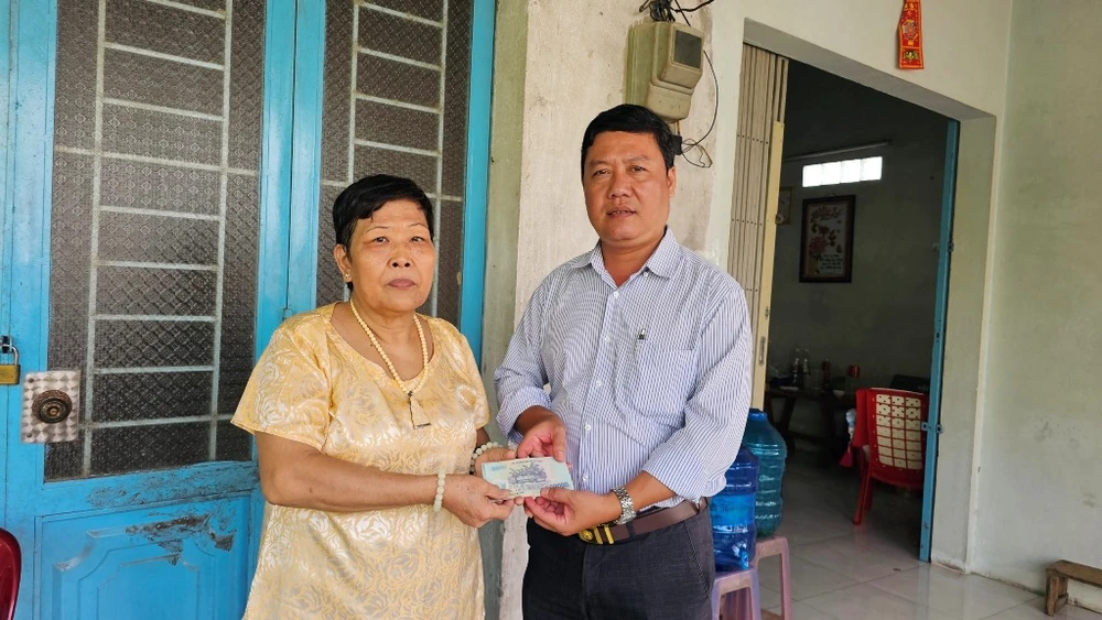 Đại diện gia đình cháu Na nhận 7 triệu đồng hỗ trợ đợt 2 giúp cháu Lan có tiền chữa bệnh