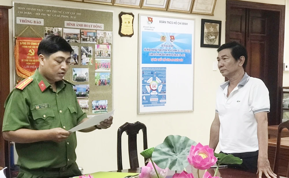 Công an TP Cần Thơ tống đạt các quyết định tố tụng đối với bị can Nguyễn Minh Hoàng