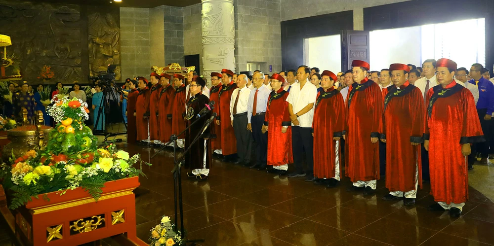 Lãnh đạo TP Cần Thơ thực hiện nghi lễ trong Đền chính
