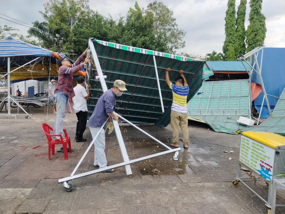 Người dân khu vực chợ đêm khắc phục hậu quả sau trận lốc xoáy, chiều 3-5