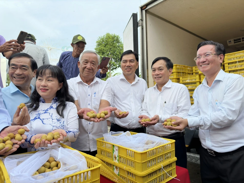 Các đại biểu vui mừng khi lô thanh nhãn 1,2 tấn được xuất khẩu