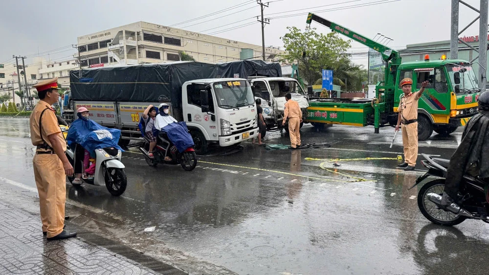 Lực lượng chức năng có mặt tại hiện trường để xử lý vụ việc