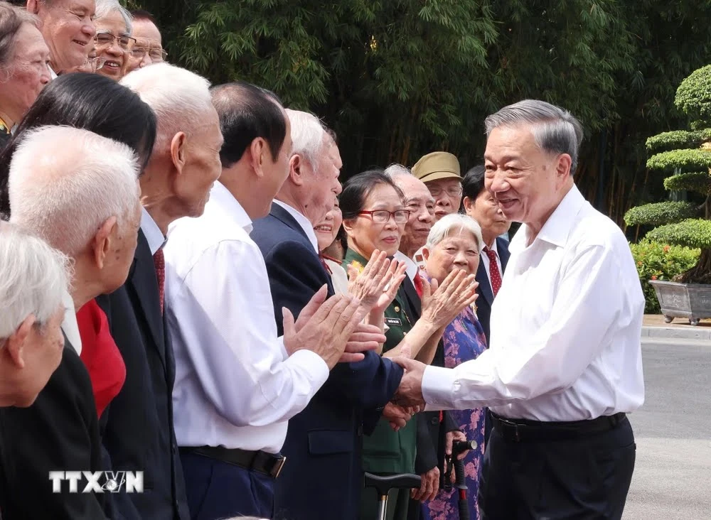 Tổng Bí thư, Chủ tịch nước Tô Lâm gặp mặt cán bộ từng phục vụ Bác Hồ tại Phủ Chủ tịch