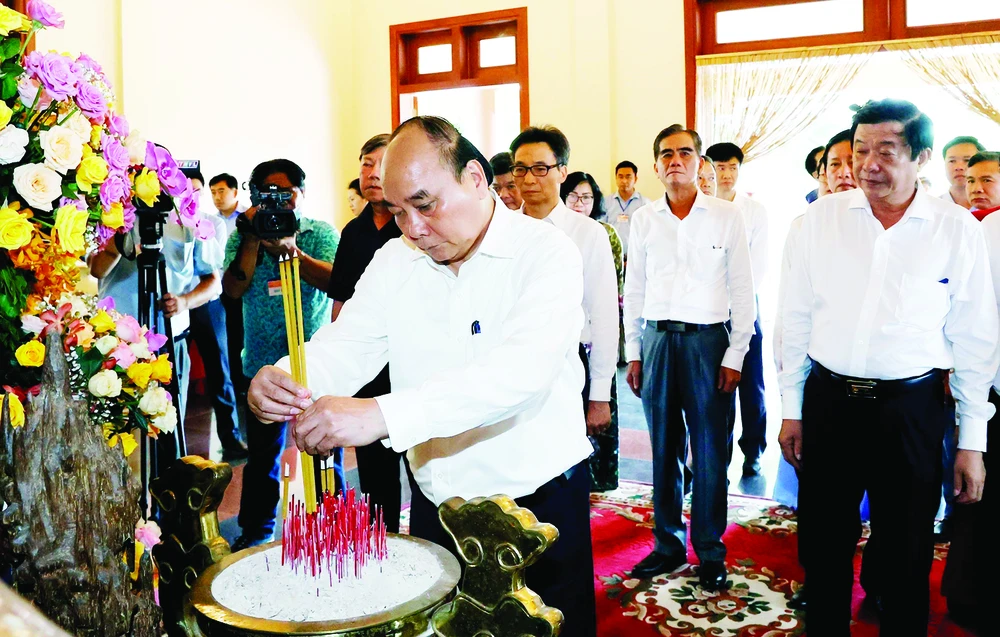 Chủ tịch nước Nguyễn Xuân Phúc dâng hương tưởng nhớ Thủ tướng Võ Văn Kiệt. Ảnh: TTXVN