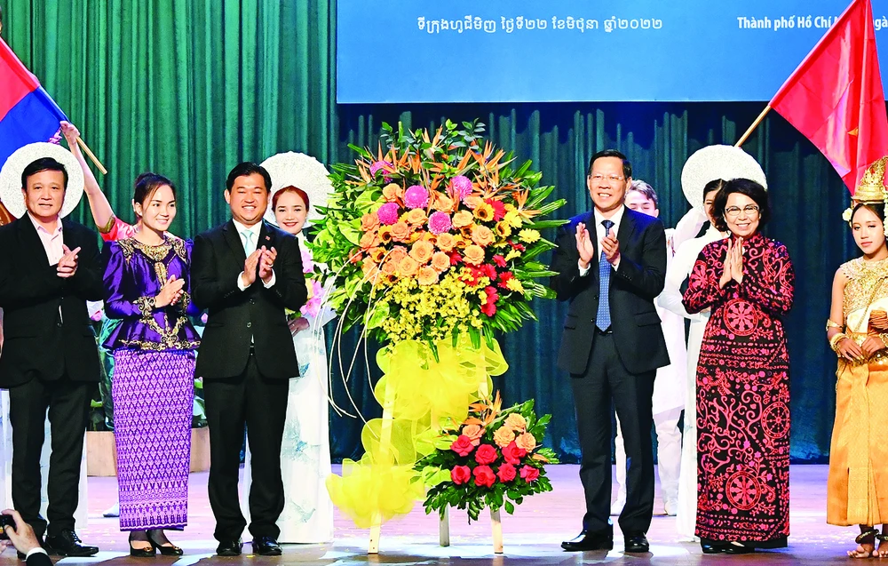 Chủ tịch UBND TPHCM Phan Văn Mãi dự lễ kỷ niệm 55 năm thiết lập quan hệ ngoại giao Việt Nam- Campuchia. Ảnh: VIỆT DŨNG
