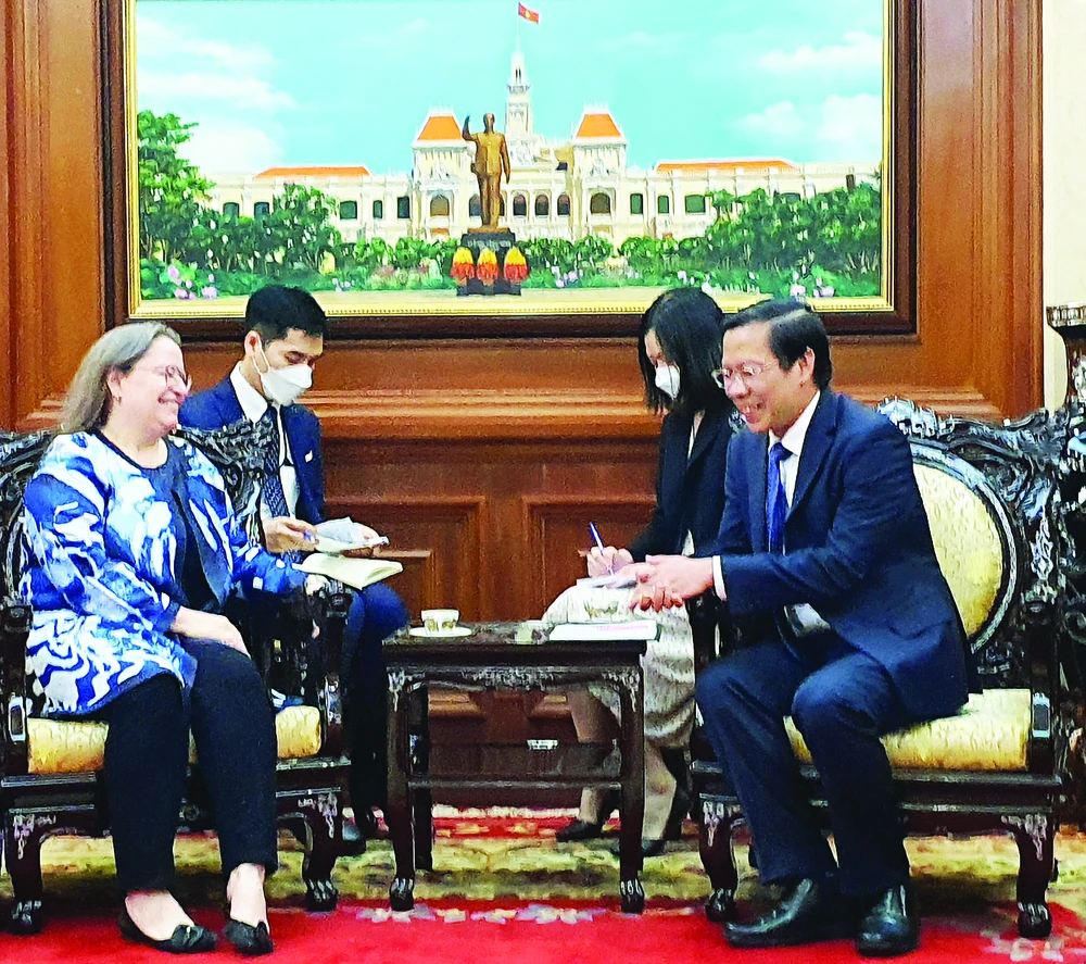 Chủ tịch UBND TPHCM Phan Văn Mãi tiếp Tổng Lãnh sự Hoa Kỳ Marie Damour