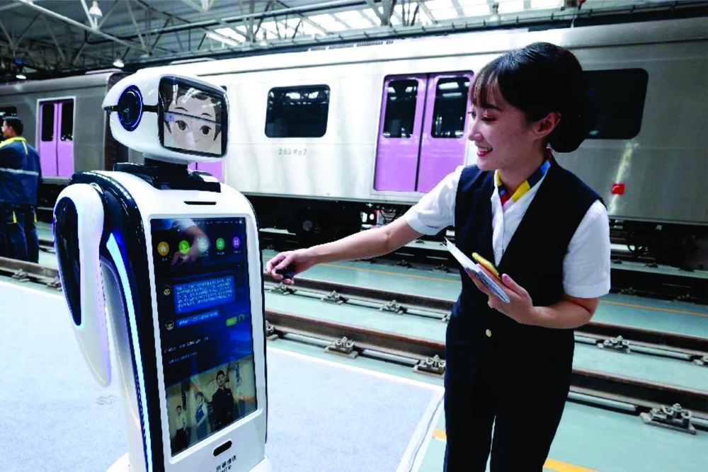 Tiếp viên robot tại một ga metro ở Bắc Kinh, Trung Quốc