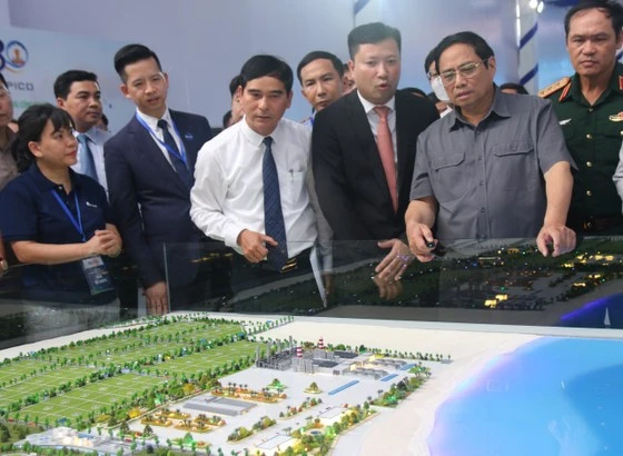 Thủ tướng Phạm Minh Chính tham quan mô hình và tìm hiểu dự án Khu công nghiệp Sơn Mỹ 1