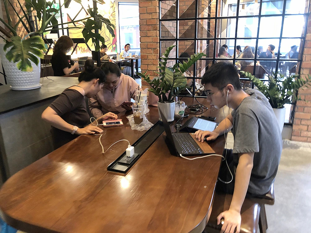 Nhiều bạn trẻ thích ngồi làm việc ở quán cà phê