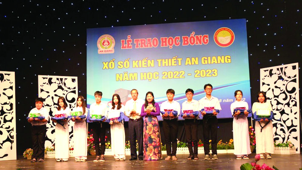 Bà Phạm Thị Kim Thương cùng các học sinh được nhận học bổng