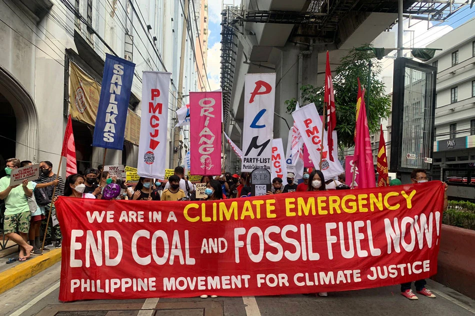 Tuần hành kêu gọi chấm dứt sử dụng nhiên liệu hóa thạch tại Philippines. Ảnh: ABS-CBN News