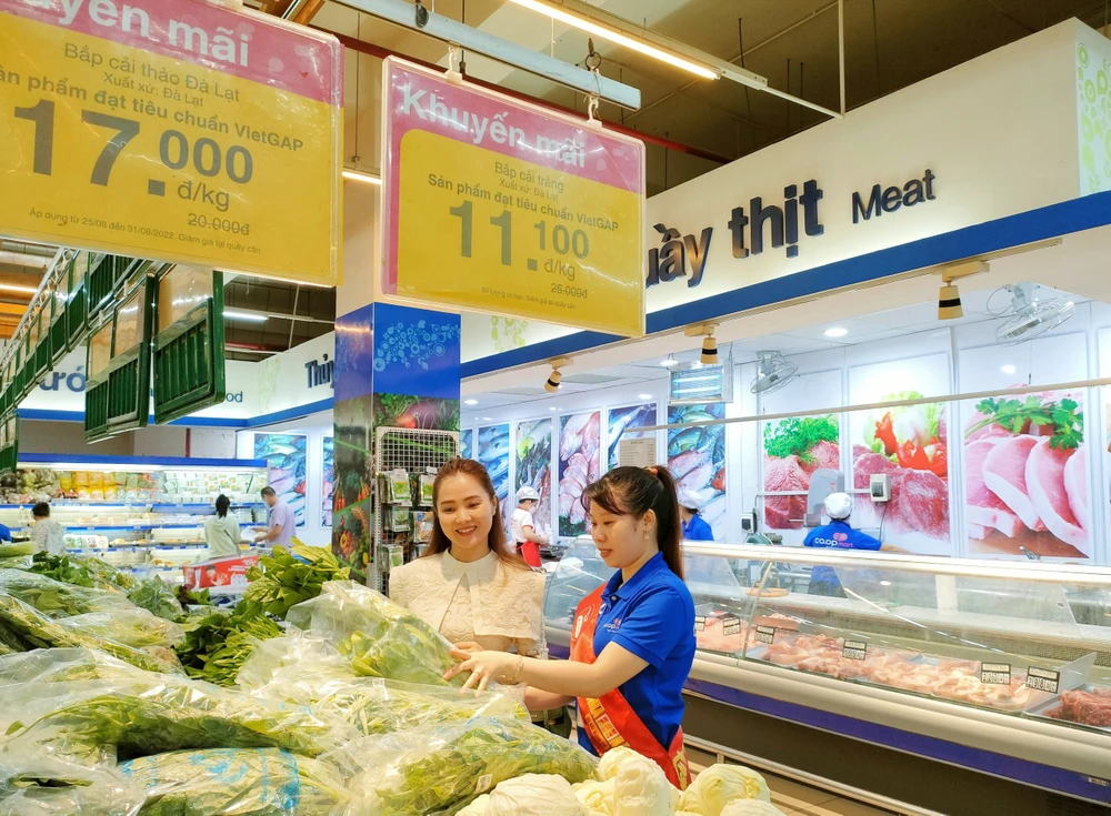 Nhiều sản phẩm được giảm giá mạnh tại siêu thị Co.opmart