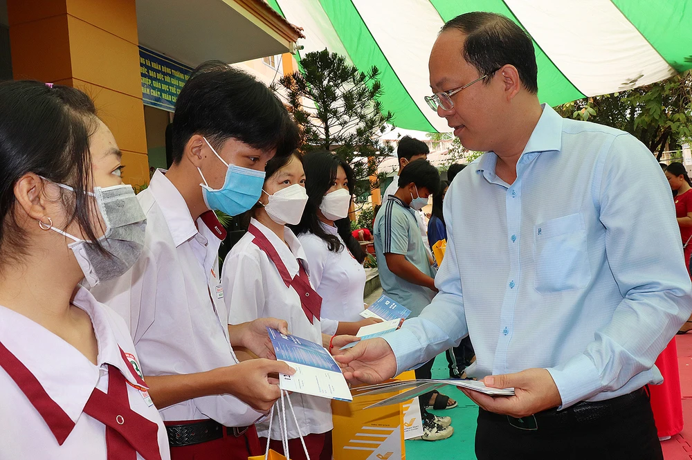 Phó Bí thư Thành ủy TPHCM Nguyễn Hồ Hải trao học bổng là sổ tiết kiệm đến học sinh khó khăn