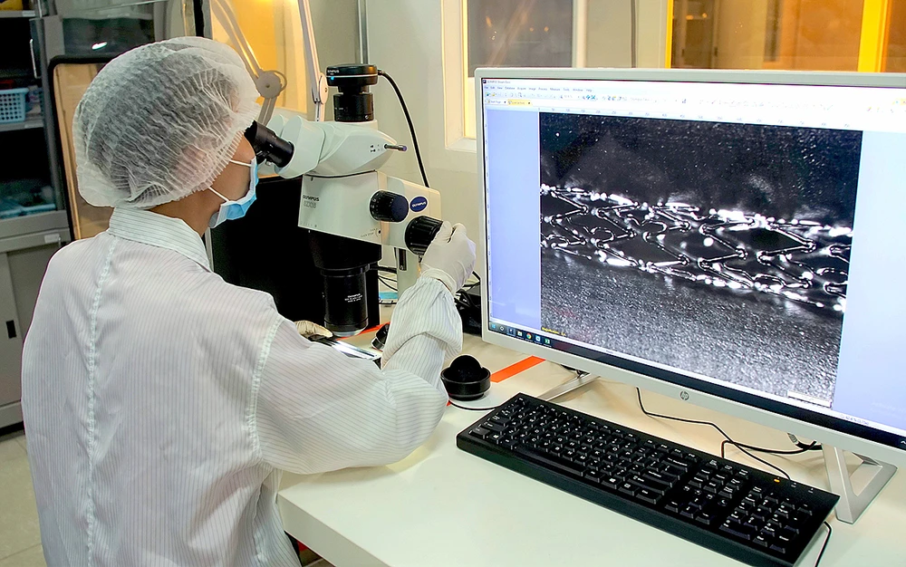 Nghiên cứu ở Nhà máy USM Healthcare, chuyên sản xuất stent mạch vành tại SHTP. Ảnh: Hoàng Hùng